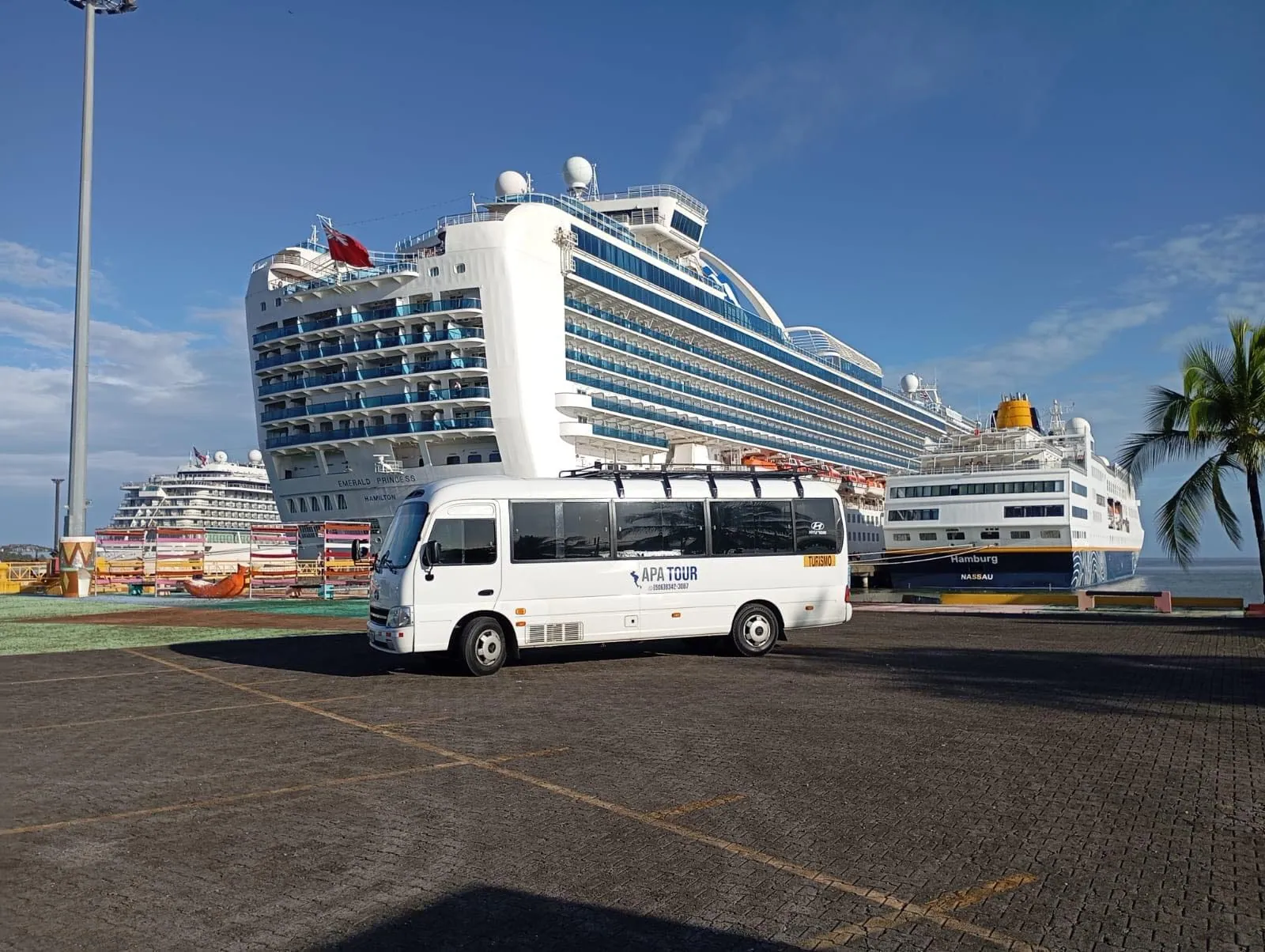 Buseta turística moderna con aire acondicionado para transporte privado en Costa Rica