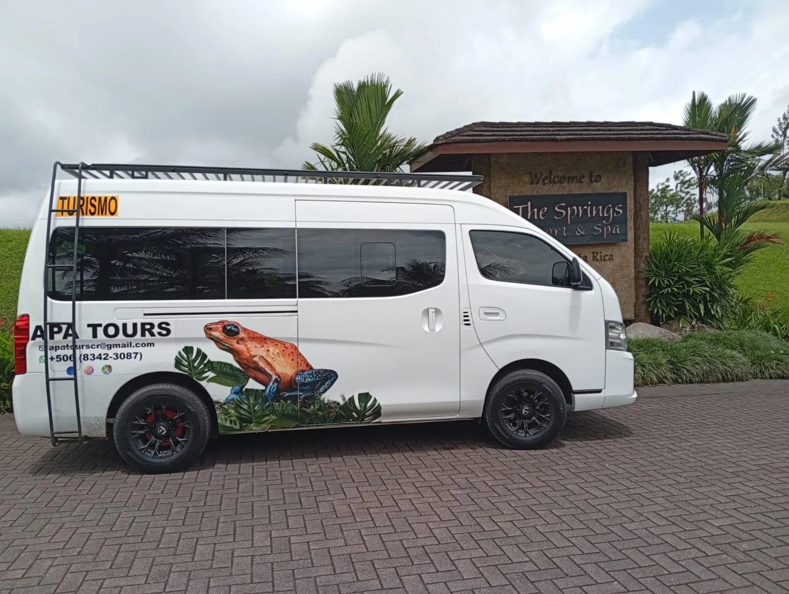Interior de buseta privada para traslados turísticos en Costa Rica