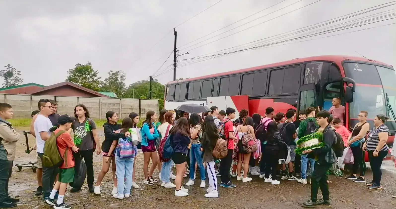 Guía local de Apa Tours con viajeros durante un tour privado en Costa Rica